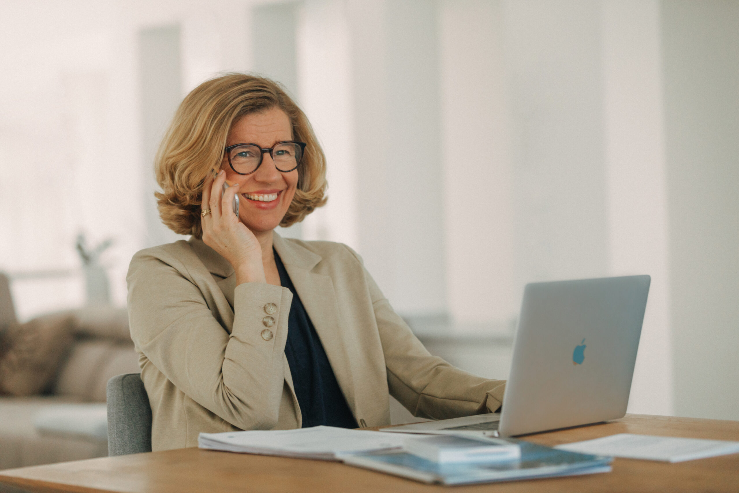 Ulrike Baumgärtner vor Ihrem MacBook